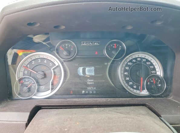 3C63RRML2JG339746 2018 RAM 3500 White ხელსაწყოთა პანელის ხედი