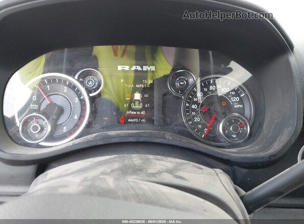 3C6UR5DL7RG338276 2024 RAM 2500 White Widok tylnych siedzeń