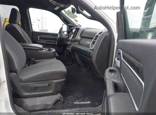3C6UR5DL7RG338276 2024 RAM 2500 White Widok wnętrza z przodu