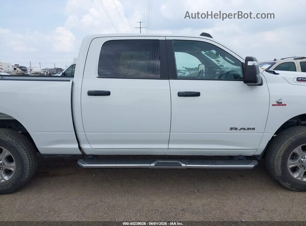 3C6UR5DL7RG338276 2024 RAM 2500 White Widok wnętrza z tyłu