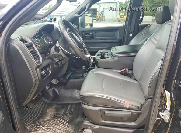 3C7WRNEL7RG349832 2024 RAM 5500 Black Front interior view