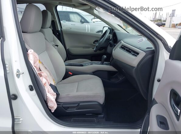 3CZRU5H52JM723141 2018 HONDA HR-V White Front interior view