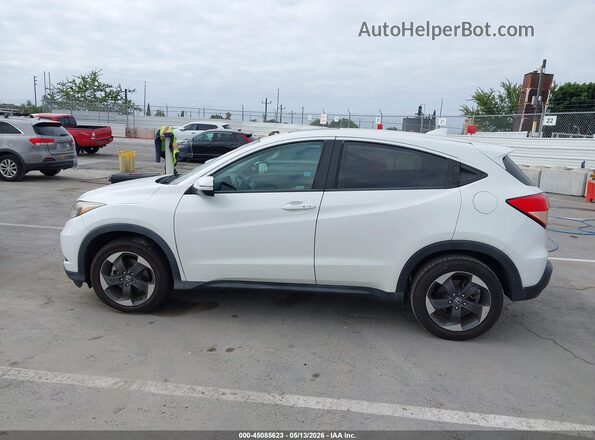 3CZRU5H52JM723141 2018 HONDA HR-V White 360 interior view