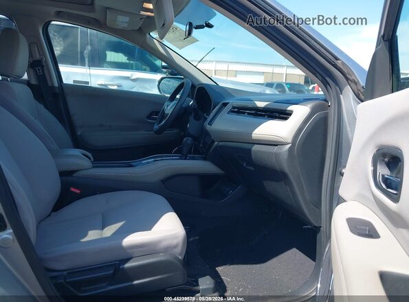3CZRU5H57JM717058 2018 HONDA HR-V Серебряный Вид салона спереди