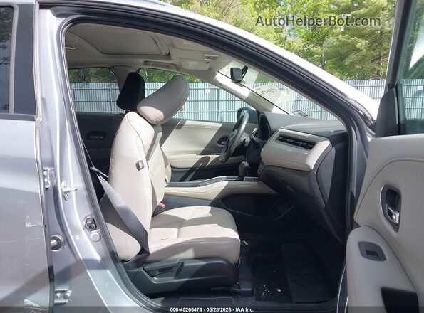 3CZRU6H71JM702112 2018 HONDA HR-V Silver Front interior view