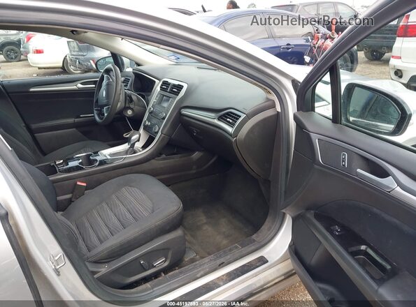 3FA6P0H71GR273021 2016 FORD FUSION Серебряный Вид салона спереди