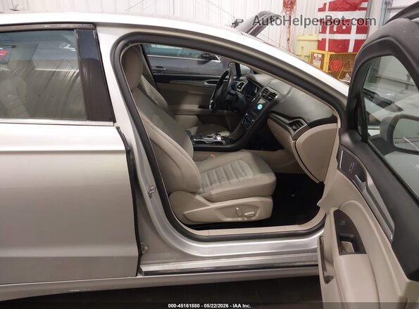 3FA6P0HD5JR232002 2018 FORD FUSION Серебряный Вид салона спереди