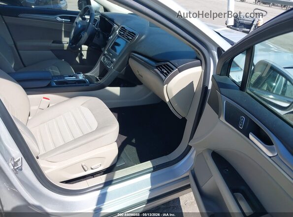 3FA6P0LU0KR267796 2019 FORD FUSION HYBRID Серебряный Вид салона спереди