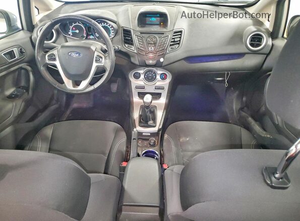 3FADP4BJ3GM104957 2016 FORD FIESTA Серебряный Вид панели приборов