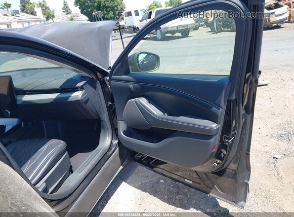 3FMTK1RMXNMA28388 2022 FORD MUSTANG MACH-E Черный Вид салона спереди