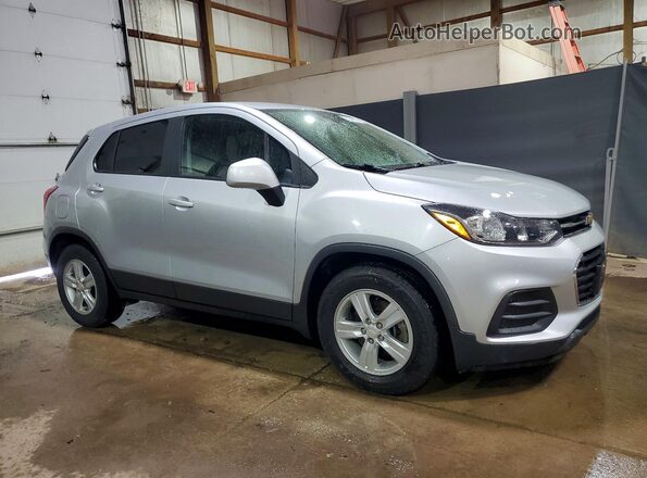 3GNCJKSB2LL195053 2020 CHEVROLET TRAX Серебряный Передняя правая четверть