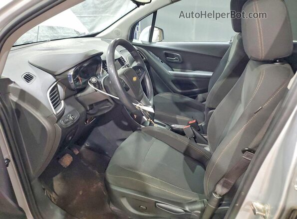 3GNCJKSB2LL195053 2020 CHEVROLET TRAX Серебряный Вид салона спереди