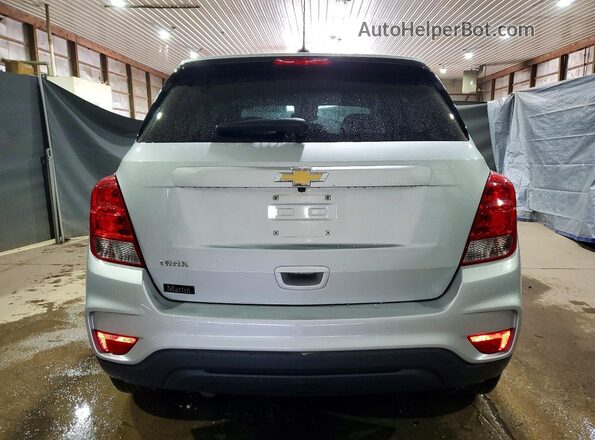 3GNCJKSB2LL195053 2020 CHEVROLET TRAX Серебряный Вид сзади