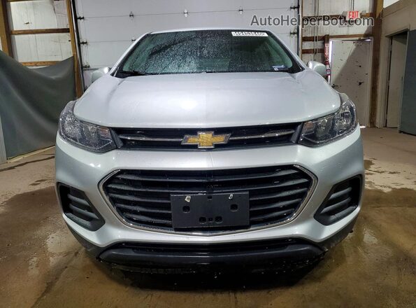 3GNCJKSB2LL195053 2020 CHEVROLET TRAX Серебряный Вид спереди