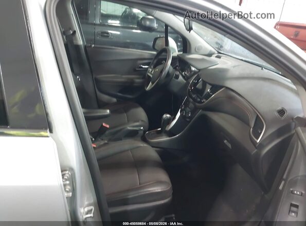 3GNCJLSB7LL326645 2020 CHEVROLET TRAX Серебряный Вид салона спереди