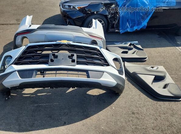 3GNKBHR4XSS230039 2025 CHEVROLET BLAZER White VIN կոդի պիտակի տեսք