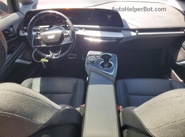 3GYK3BMRXSS267902 2025 CADILLAC OPTIQ Красный Вид панели приборов