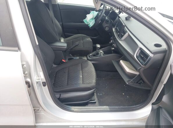 3KPA24AB3JE115044 2018 KIA RIO Серебряный Вид салона спереди