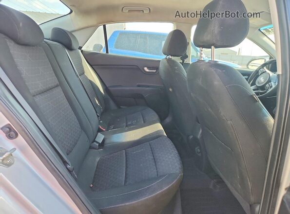 3KPA24AD0LE310684 2020 KIA RIO Silver Widok tylnych siedzeń