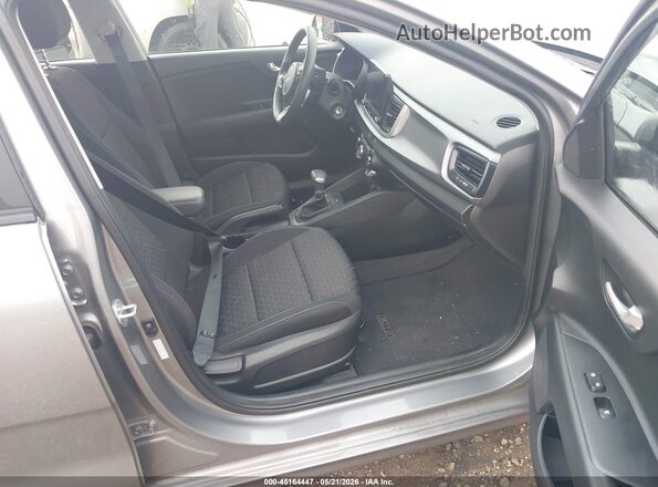 3KPA24AD4NE477830 2022 KIA RIO Gray Vista interior delantera
