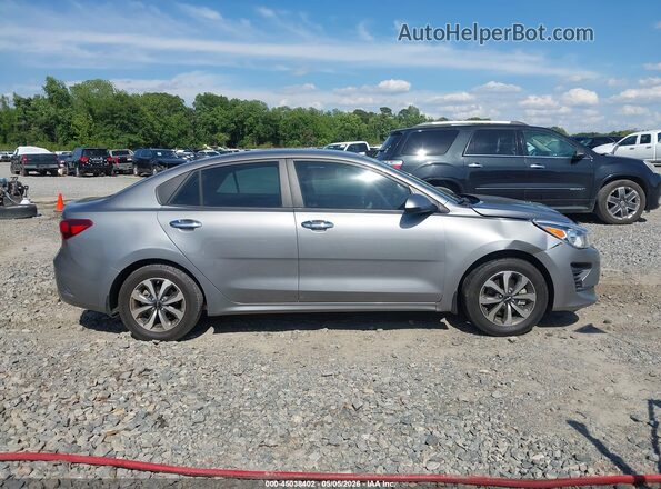 3KPA24AD5NE433691 2022 KIA RIO Серебряный Вид задней части салона