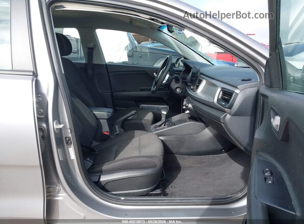 3KPA24AD7PE537554 2023 KIA RIO Серебряный Вид салона спереди