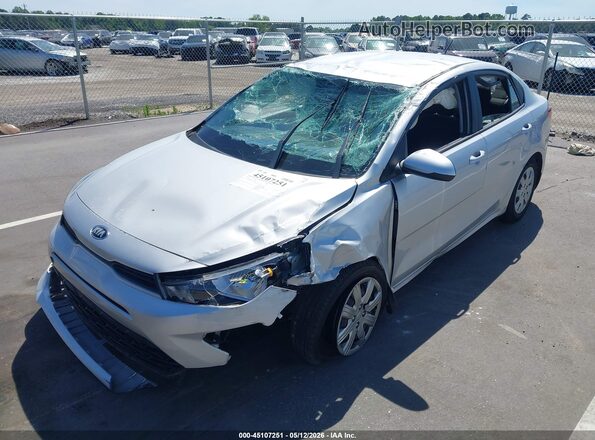 3KPA24AD8ME404121 2021 KIA RIO Silver Առջևի ձախ երեք քառորդ տեսարան