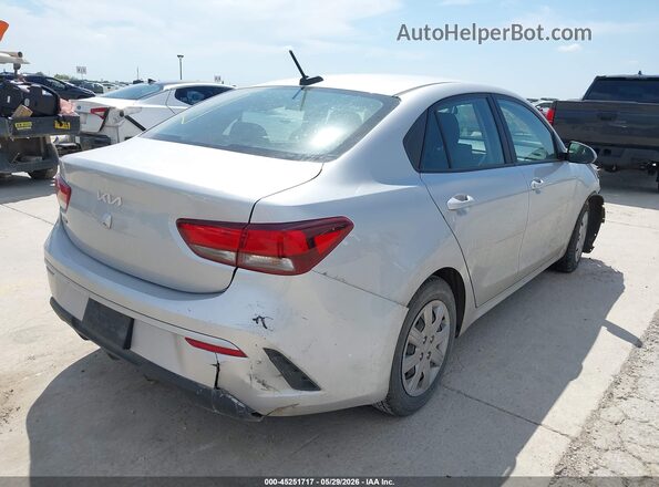 3KPA24AD8NE465941 2022 KIA RIO Серебряный Задняя правая четверть
