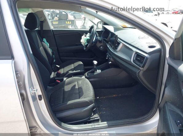 3KPA24AD8NE465941 2022 KIA RIO Серебряный Вид салона спереди