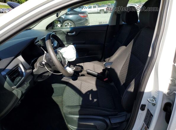 3KPA24ADXLE313821 2020 KIA RIO Белый Вид салона спереди