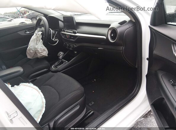 3KPF24AD0ME383044 2021 KIA FORTE White Vista interior delantera