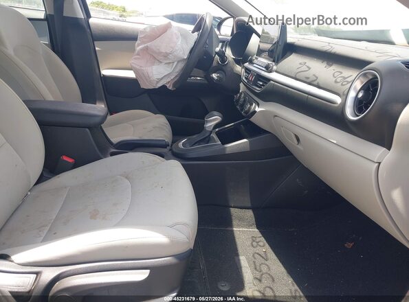 3KPF24AD0NE468595 2022 KIA FORTE Черный Вид салона спереди