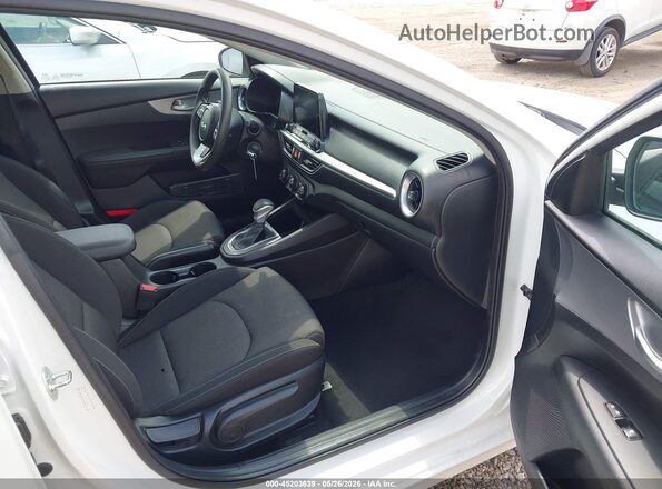 3KPF24AD0PE622306 2023 KIA FORTE White Սալոնի դիմացի տեսք
