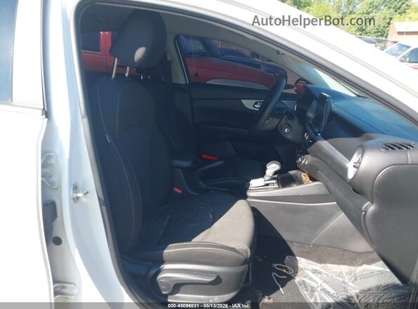 3KPF24AD1PE555246 2023 KIA FORTE White Widok wnętrza z przodu
