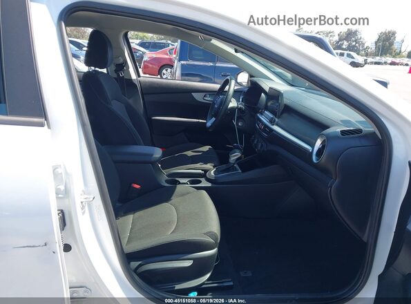 3KPF24AD1RE791768 2024 KIA FORTE White Vista interior delantera