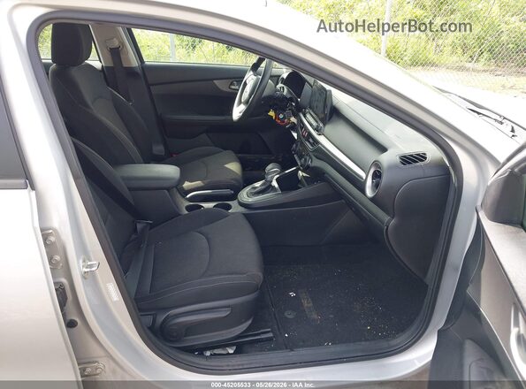3KPF24AD2KE117893 2019 KIA FORTE Silver Widok wnętrza z przodu