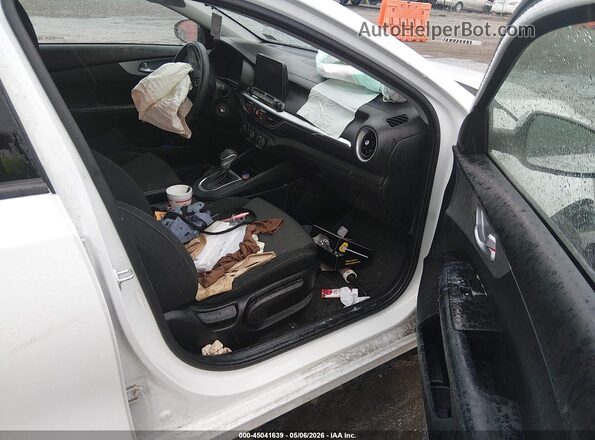 3KPF24AD3PE615138 2023 KIA FORTE White Вид салону спереду