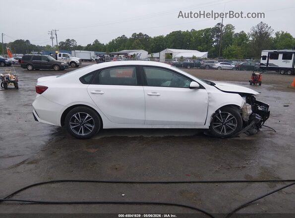 3KPF24AD3PE615138 2023 KIA FORTE White Вид задньої частини салону