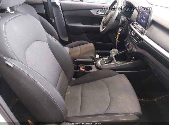 3KPF24AD5NE424995 2022 KIA FORTE White Front interior view