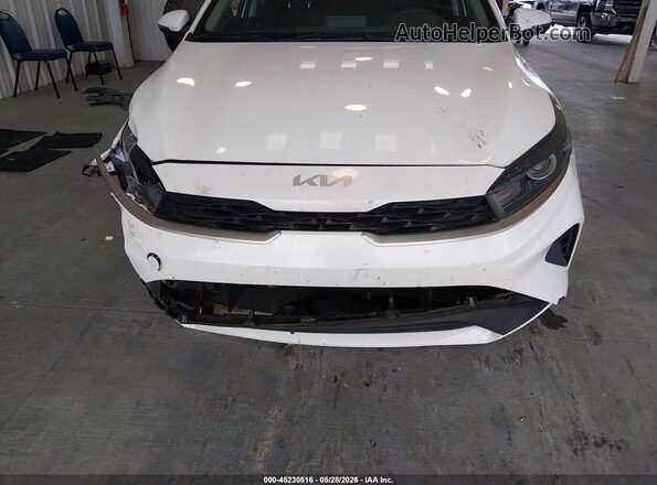 3KPF24AD5NE424995 2022 KIA FORTE White Rear interior view