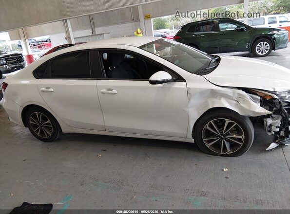 3KPF24AD5NE424995 2022 KIA FORTE White 360 interior view