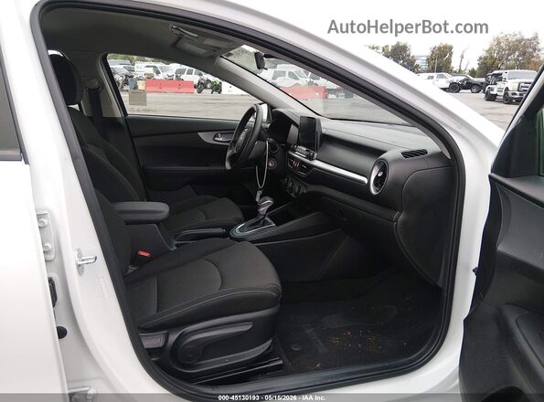 3KPF24AD5PE609986 2023 KIA FORTE Белый Вид салона спереди