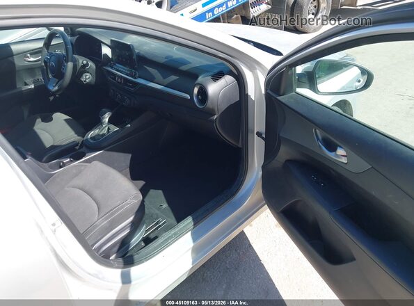 3KPF24AD6ME378107 2021 KIA FORTE Silver Widok wnętrza z przodu