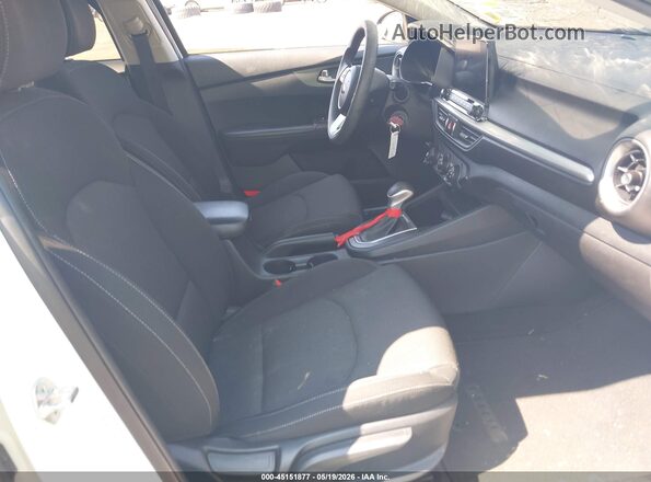 3KPF24AD7ME302590 2021 KIA FORTE White წინა სალონის ხედი