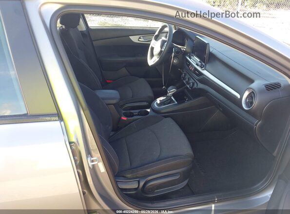 3KPF24AD7RE705802 2024 KIA FORTE Beige Front interior view