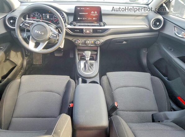 3KPF24AD7RE709929 2024 KIA FORTE Gray Vista del salpicadero