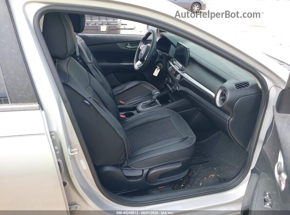 3KPF24AD8KE090652 2019 KIA FORTE Silver Սալոնի դիմացի տեսք