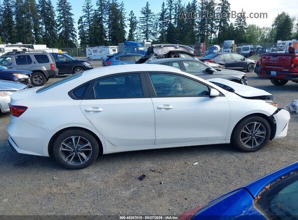 3KPF24AD8PE650306 2023 KIA FORTE White Vista interior trasera