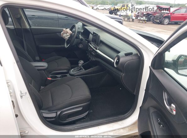 3KPF24AD9ME337583 2021 KIA FORTE White Widok wnętrza z przodu