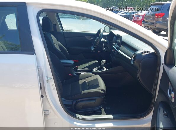 3KPF24AD9ME340421 2021 KIA FORTE White Widok wnętrza z przodu